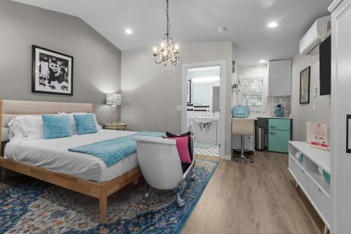 Suite 3 Renovated Dwtn WB Steps to Beach