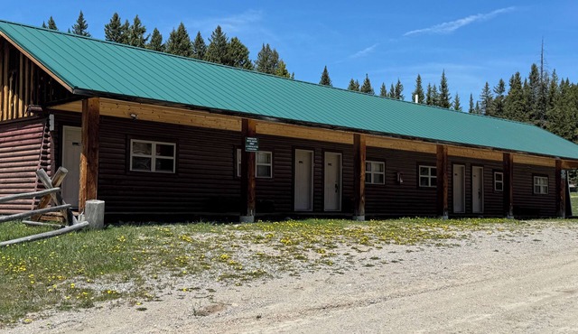 Suite 3: Wake Up Wild in Ten Sleep! Vibes, Epic Trails, Legendary Eats Await!