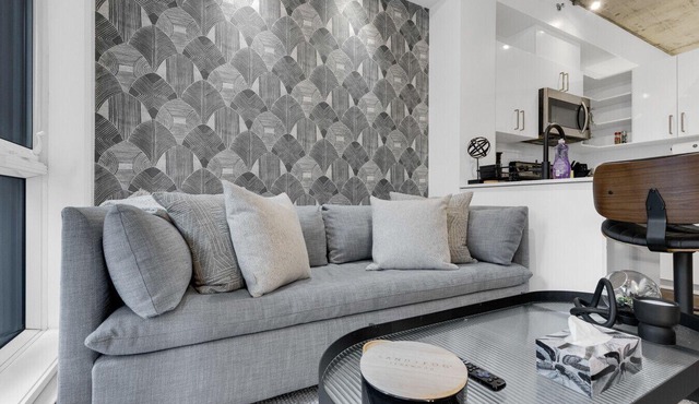 Suite 306 Downtown Montreal | W/Balcony, Queen Bed, Sofa Bed, Parking & 55` TV