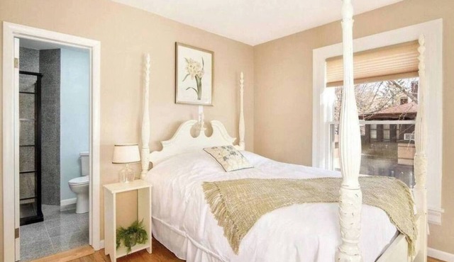 Suite #4 – Elegant River Suite w/Seating Nook
