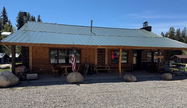 Suite 5 at Deer Haven Lodge - Riverside Retreat! Relax in Ten Sleep!