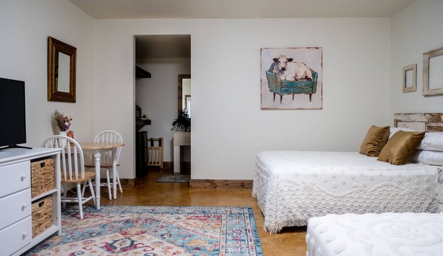 Suite #5: "The Divine Bovine" - 10min from Round Top, middle of Austin & Houston