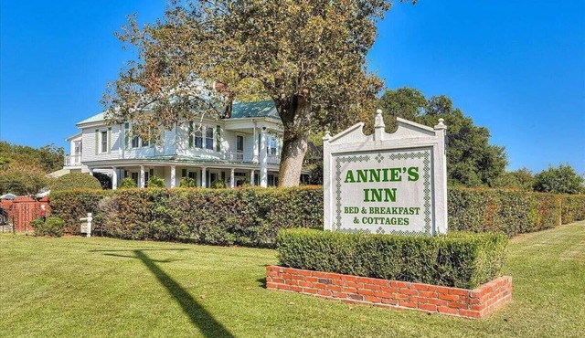 Suite #5 - Twin Room with Vanity