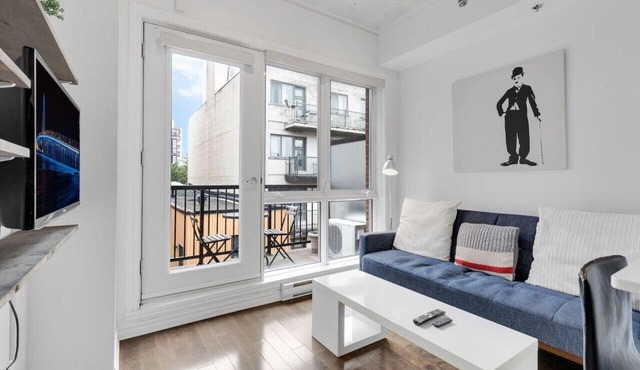 Suite 506 Downtown Montreal | W/Balcony, Queen Bed, Sofa Bed, Parking & 65` TV
