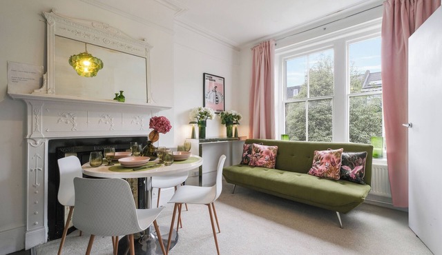 Suite 9 Blissful, Bright 1 bedroom suite in quiet rd in Belsize Park