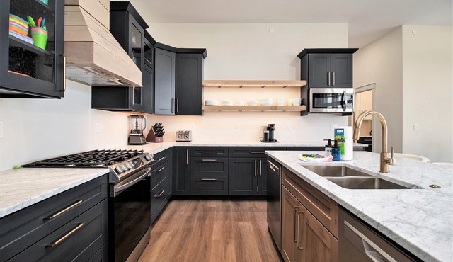 Suite A: New pool and hot tub for 2026! Relax & Unwind, Sleeps 18