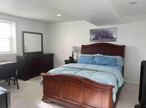 SUITE A - Private Cozy, Spacious Suite with Private Bathroom