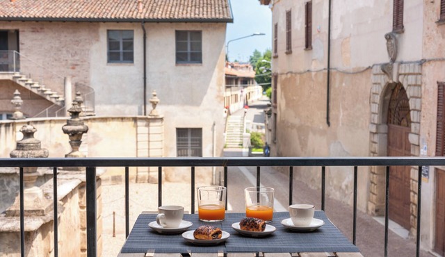 Suite apartment on Naviglio Castel view with balcony