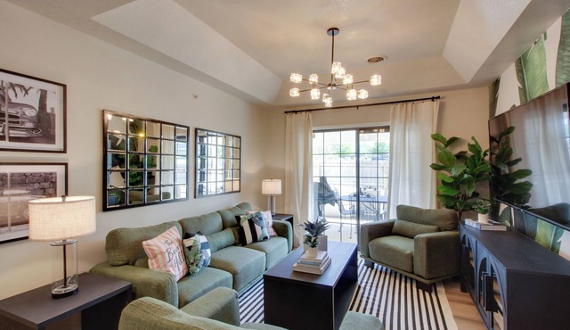 Suite at The Saint Hotel: 15 Mi to Overland Park