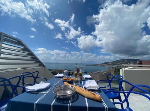 Suite avec 2 chambres d'hôtes pour 1 à 4 personnes avec vue mer, terrasse, parking privé, proche port et aéroport, petit déjeuner inclus