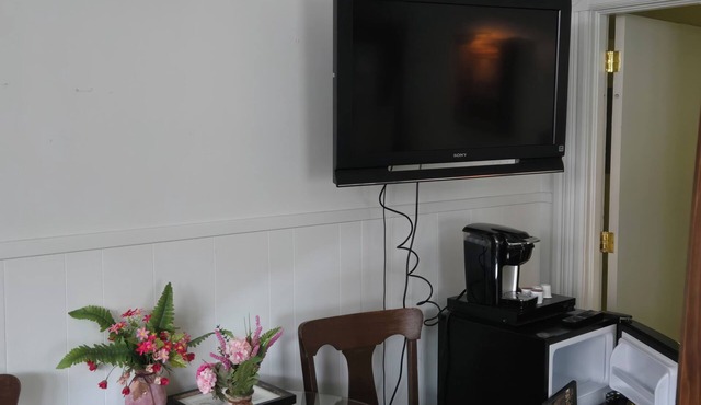 Suite B Downtown Liverpool studio apartment with WiFi and AC ; pet friendly