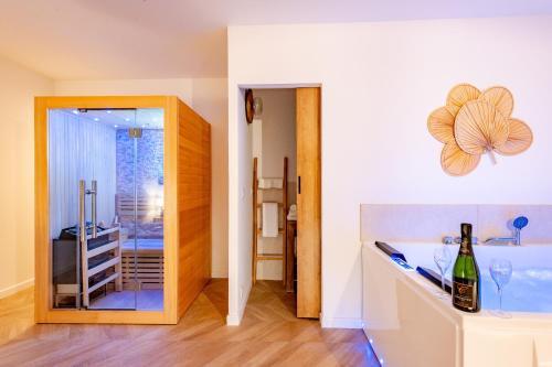 Suite Bali de 45m2 - Idéal couple - Chambre séparée - Jacuzzi baignoire balnéo - Sauna - Clim réversible - Netflix - Piscine accès partagé avec la petite copro - Bouteille de champagne offerte dès 2 nuits