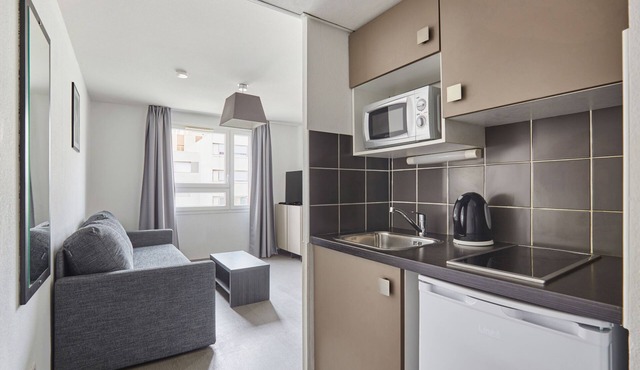 Suite Climatisée. 200m du Métro. Wi-Fi GRATUIT