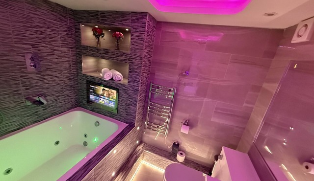 Suite-Deluxe-Jacuzzi-Apartment 2