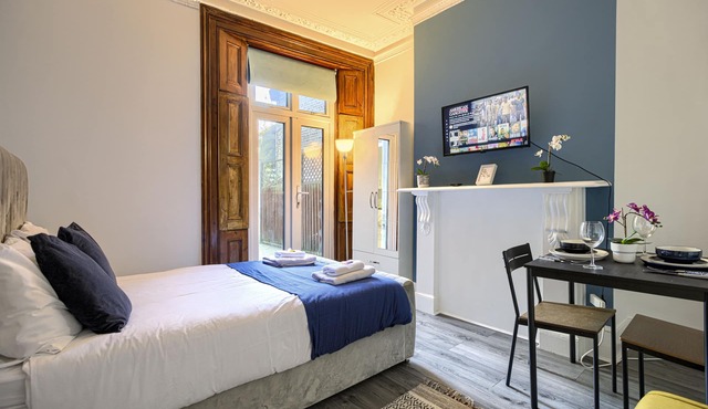 Suite-Deluxe-Shared Bathroom-Street View-2