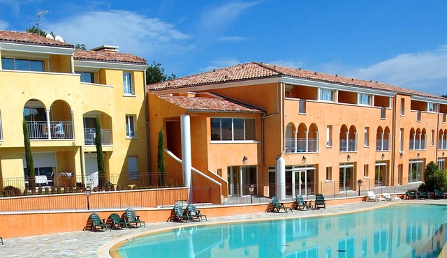 Suite Equipée | Accès 3 Piscines + Bain à Remous!