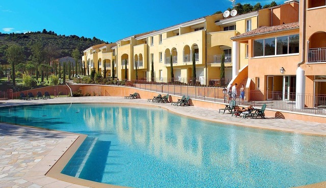 Suite Equipée | Accès 3 Piscines + Bain à Remous!