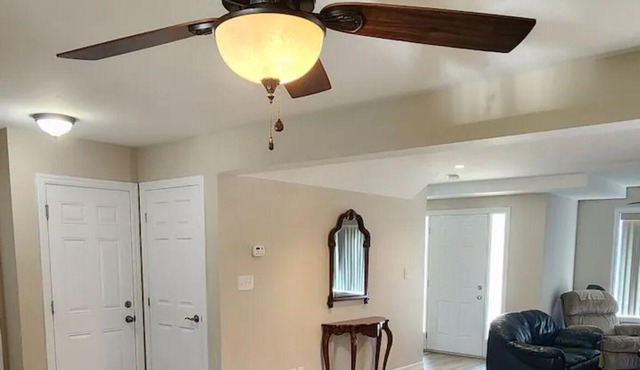 SUITE FOR COUPLE OR FAMILY HOME AWAY FROM HOME. CLOSE TO CITY, LAKE AND PARK