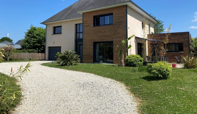 Suite in a quiet, wooded villa with private rooftop terrace