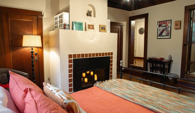 Suite in Historic Downtown Home - 4 Blocks from Capitol