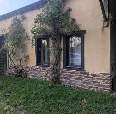 Suite indépendante avec salle de bain à la campagne