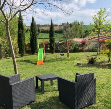 Suite indépendante au cœur d’un jardin arboré.
