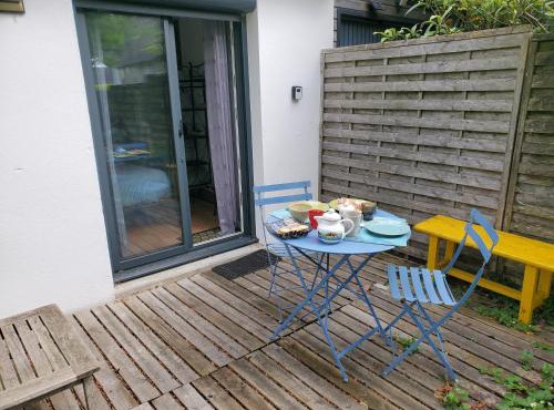 Suite indépendante avec coin repas, et terrasse
