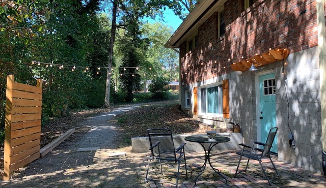 "SUITE LINDA" walk-out suite in a park setting