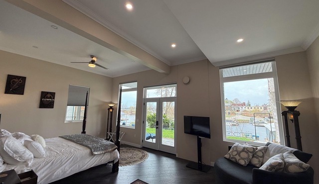 SUITE - LUXURIOUS & TRANQUIL WATERFRONT WALKOUT, WITH STUNNING VIEWS & GARDENS