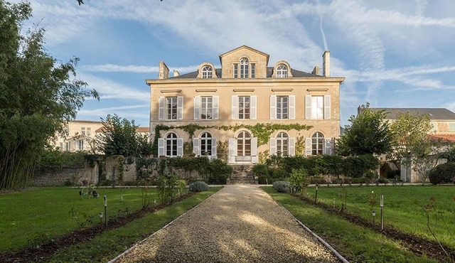Suite-Luxury-Ensuite-Pool view-4 étoiles