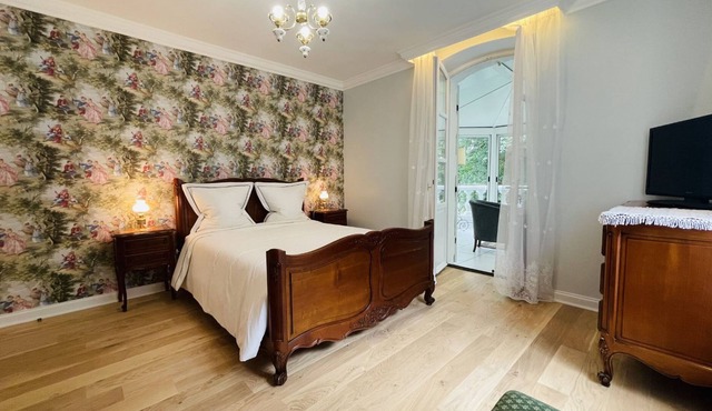 Suite-Luxury-Private Bathroom-Park view