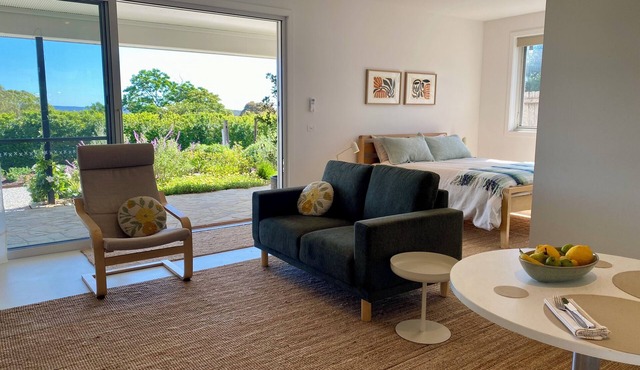 Suite Milton - Quiet stylish studio in the heart of town, ideal couples getaway.