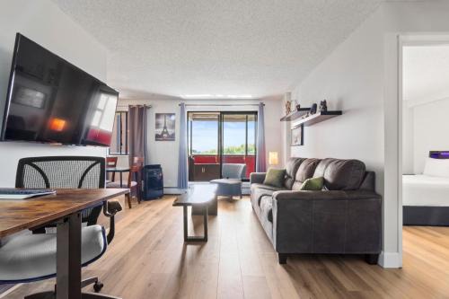 Suite near Downtown, BMO, Stampede, Free Parking