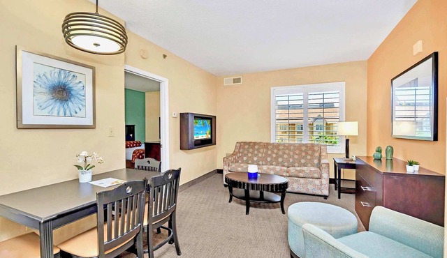 Suite near Universal Studios with Pool & Hot Tub