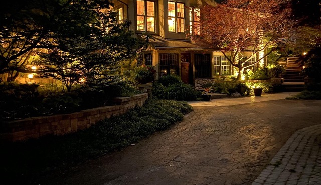 Suite nestled in a garden beside a 13 acre park in the heart of the city.