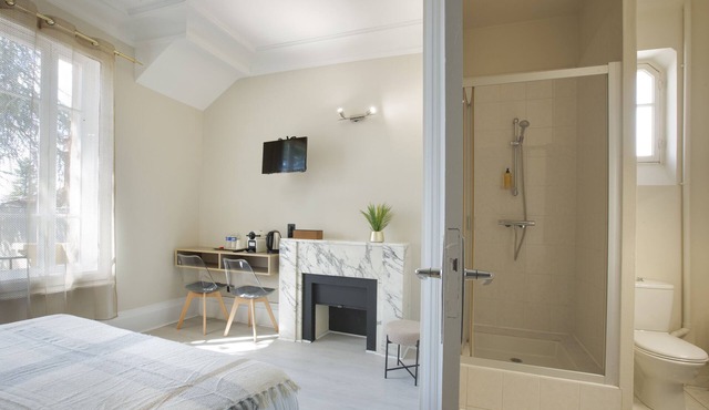 Suite-Premium-Ensuite with Shower-Garden view