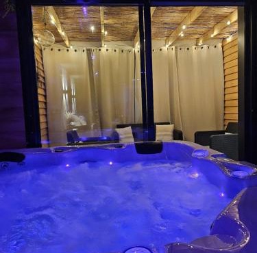 Suite privative avec jacuzzi et espace détente