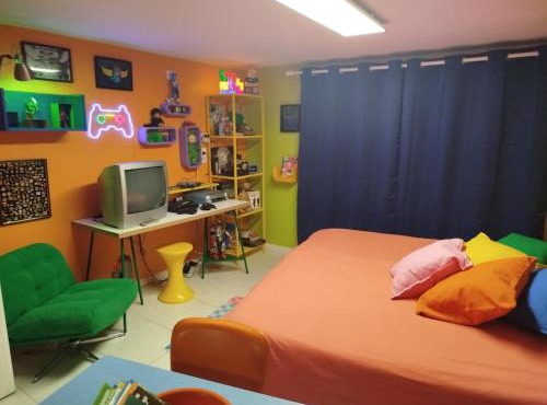 Suite rétro 80s 90s grande baignoire et jardin