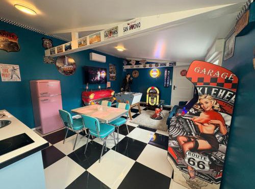 Suite Rétro Chic avec Spa en Terrasse