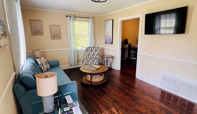 Suite Retreat - 3 Bed Traveler's Cottage w/Office