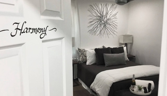 Suite Retreat Luxurious 3 BR, 3 BathRoom Rancher has game room and house keeper.