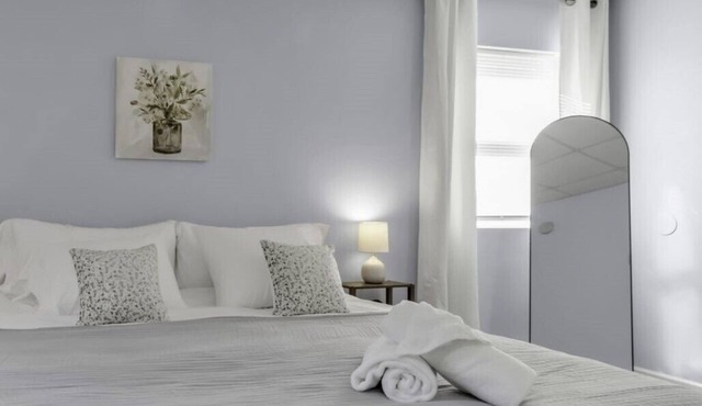 Suite Retreat: quiet comfort on walkable village lane