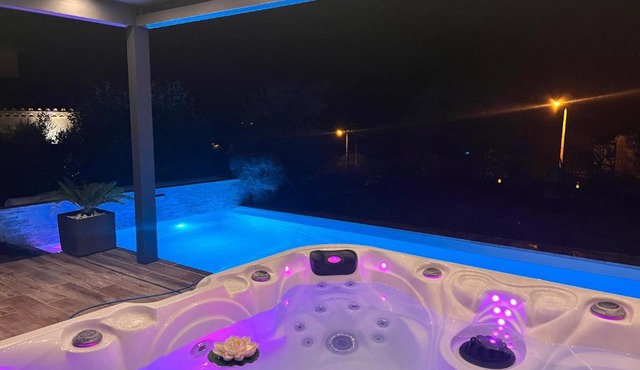 Suite romantique Le temps d'un Instant Loveroom Hammam jacuzzi piscine