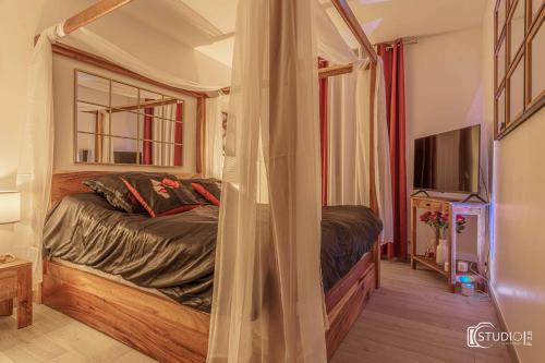 Suite romantique LMF SPA intérieur piscine privés jardin et lit King size