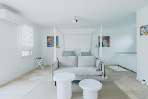 Suite romantique proche mer climatisée avec balnéo, video projecteur et piscine