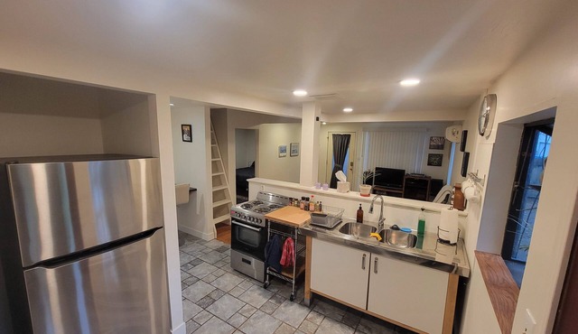 Suite Sounds of Seattle, close to parks, shopping, and restaurants