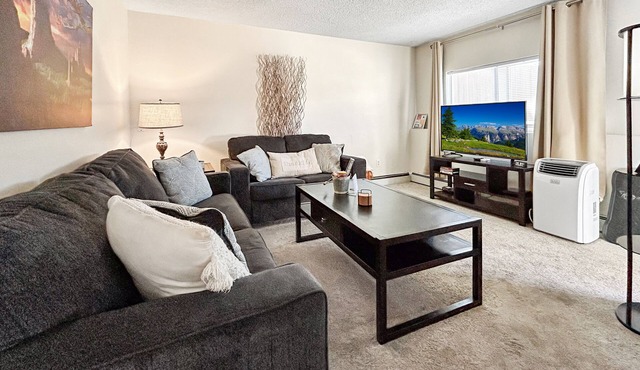 "Suite Springs" - Entire 2 BR Spacious Residence