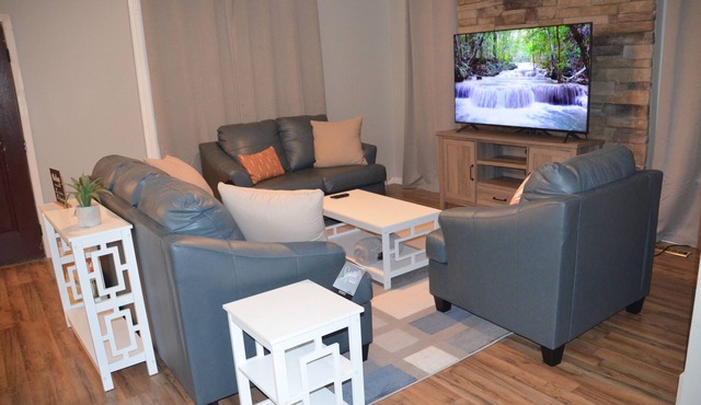 Suite Staycation: 2-story, 4BR/2BA, 2047sq ft home near hospitals & Ft. Novosel