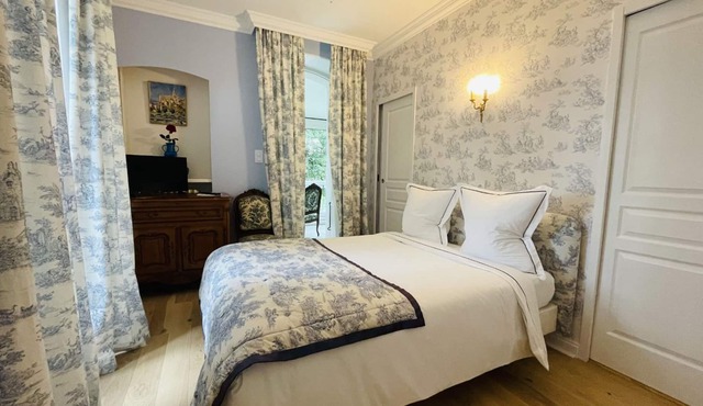 Suite-Traditional-Private Bathroom-Park view