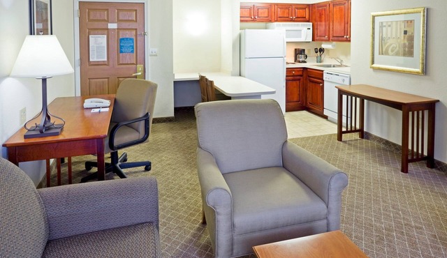 Suite w/Kitchen Only 30 Min to Six Flags!